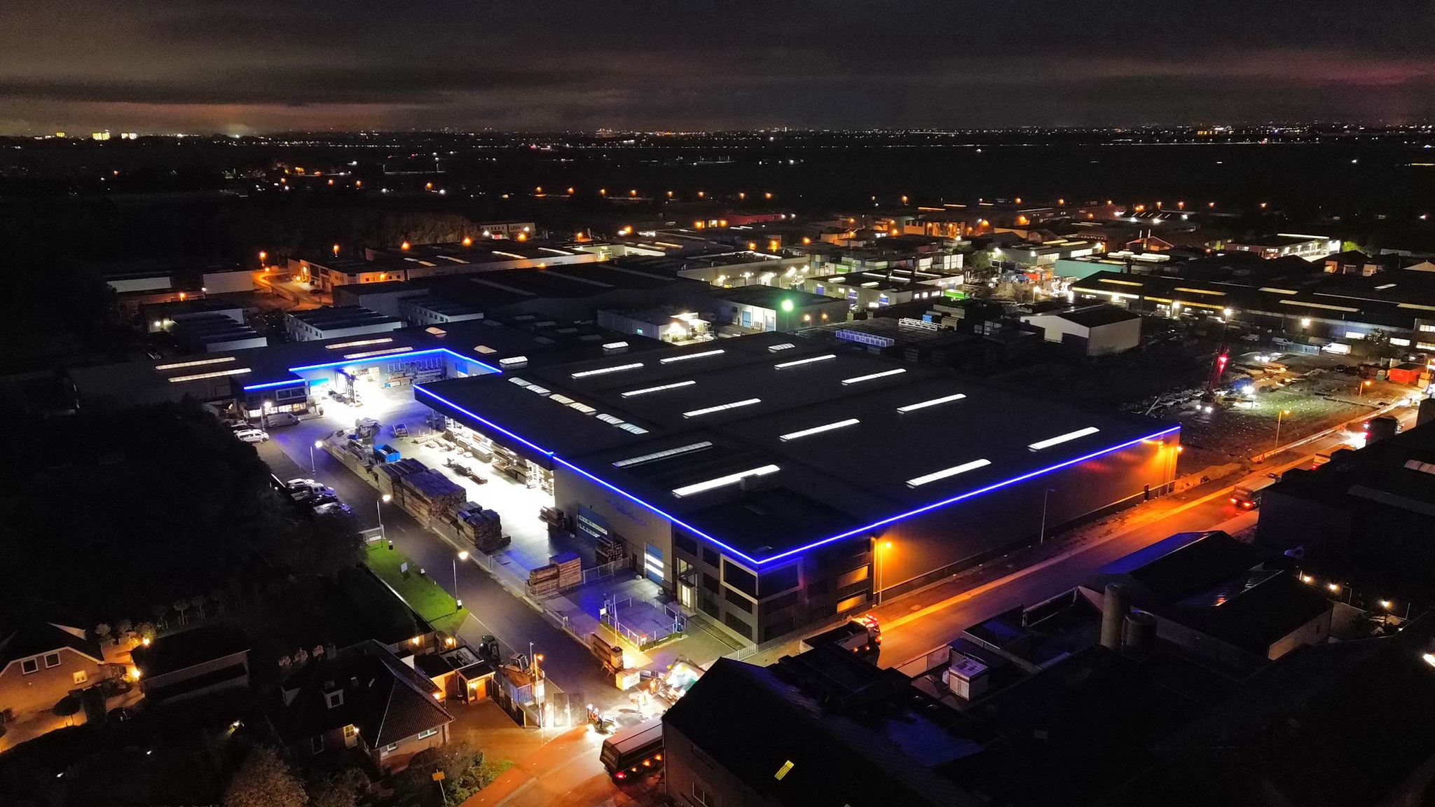 Building with dynamic lighting